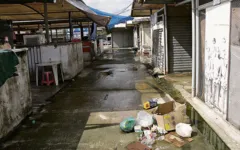 A área feita para ambulantes no centro da cidade segue largada.