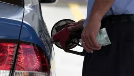 O condutor deve comparar os dois preços ao parar no posto e fazer o cálculo antes de optar pelo álcool ou gasolina.