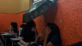 No ano passado, o teto da escola desabou. Após insistência, a escola conseguiu dinheiro para a reforma, que foi interrompida sem explicações