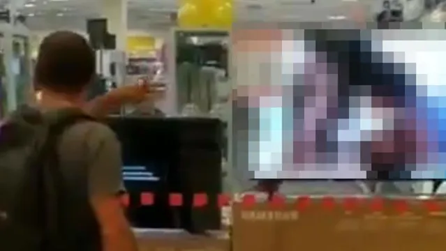 Imagem ilustrativa da notícia Vídeo: Lojas Americanas exibe pornô em televisão de vitrine