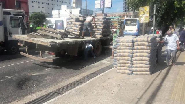 Imagem ilustrativa da notícia Roda de caminhão sai após passar em um buraco em avenida de Belém