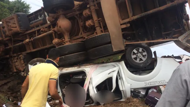 Imagem ilustrativa da notícia Caminhão esmaga carro e deixa dois mortos em estrada do Pará