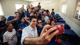 O governador Helder Barbalho aproveitou a entrega para confraternizar com os estudantes da escola.