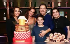 Faustão apareceu ao lado de todos os filhos no aniversário da mulher Luciana Cardoso. 