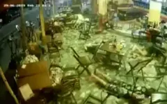 Vídeo mostra desespero das pessoas que estavam no bar na hora em que os criminosos chegaram atirando. 