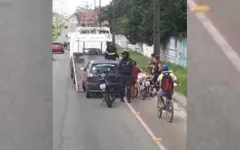 Cadeirante foi deixada na avenida Independência, após o carro em que estava sem guinchado. 