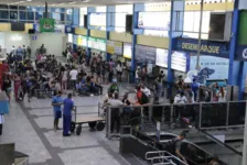 Guichês de atendimento começaram a receber filas desde ontem. Várias famílias e pessoas de todas as idades se reúnem para viajar.
