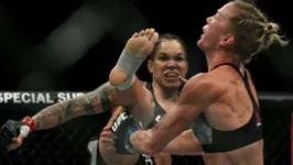 Imagem ilustrativa da notícia Amanda nocauteia Holm, faz história no UFC e tira onda com os dois cinturões; veja o vídeo!