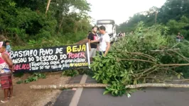Imagem ilustrativa da notícia Moradores fecham estrada que dá acesso a balneário em Abaetetuba 
