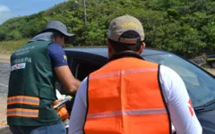 Agentes de trânsito estiveram orientando os condutores no primeiro final de semana das férias. 