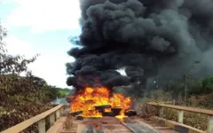 Para impedir a passagem na estrutura de madeira, os manifestantes colocaram fogo em pneus na cabeceira das pontes