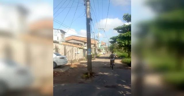 Imagem ilustrativa da notícia Poste instalado no meio da rua dificulta trânsito
