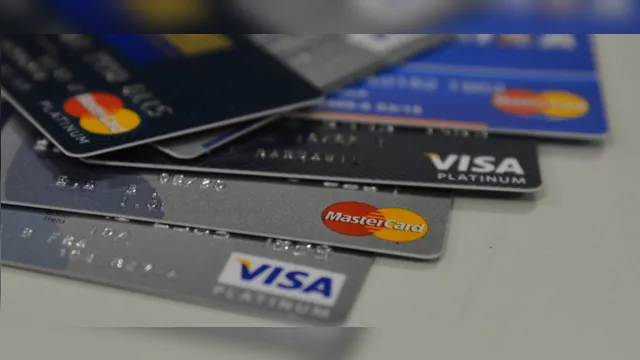Imagem ilustrativa da notícia Metade da população tem contas a pagar no cartão de crédito