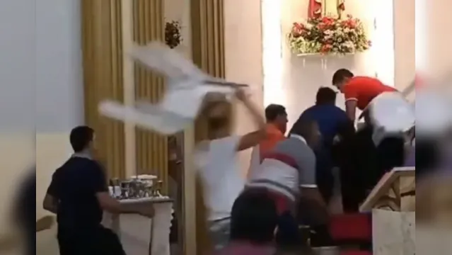 Imagem ilustrativa da notícia Homem tenta assaltar igreja e leva chutes e cadeiradas de fiéis durante missa; veja o vídeo