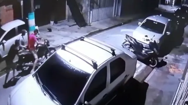 Imagem ilustrativa da notícia Vídeo: assaltantes furtam e saem empurrando moto na Pedreira