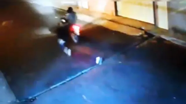 Imagem ilustrativa da notícia Vítima é baleada após reagir a assalto atrás de Batalhão da PM; veja o vídeo!