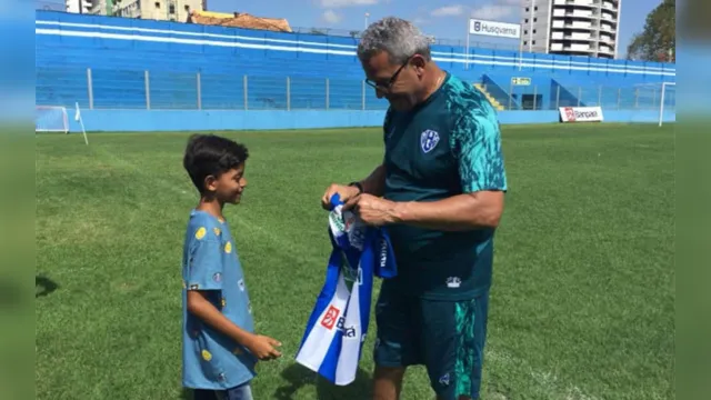 Imagem ilustrativa da notícia Torcedor mirim recebe camisa do Paysandu após foto com Hélio dos Anjos