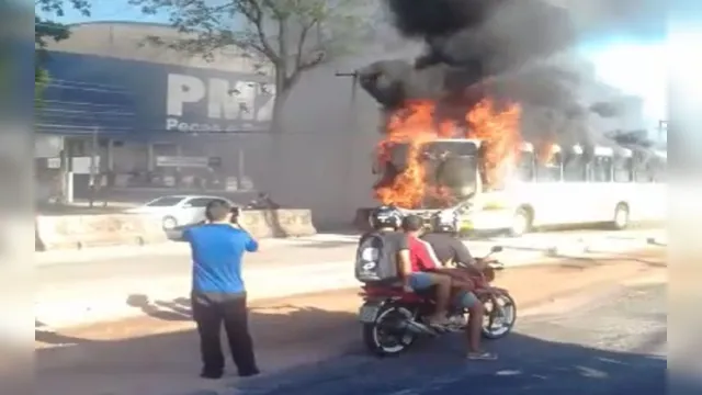 Imagem ilustrativa da notícia Ônibus pega fogo na pista do BRT de Belém; Veja o vídeo!