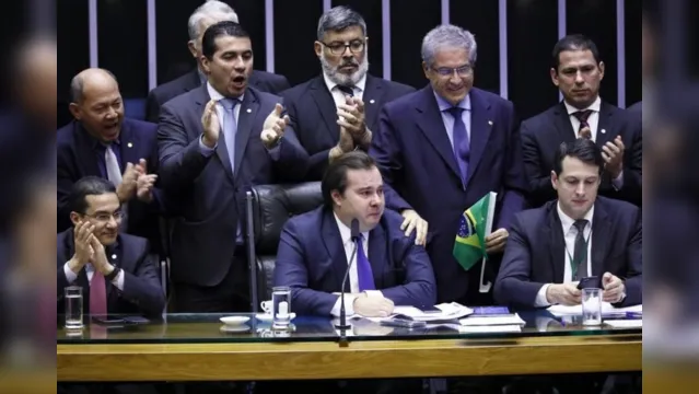 Imagem ilustrativa da notícia Maia é ovacionado, critica governo Bolsonaro e diz que Centrão aprovou a reforma