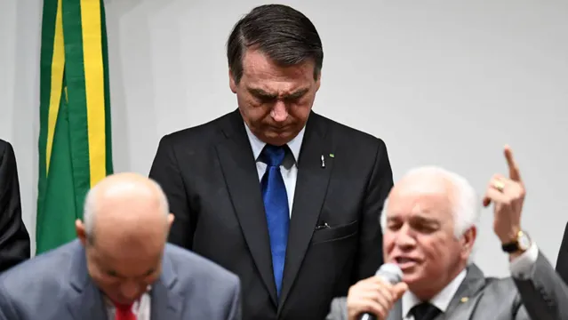 Imagem ilustrativa da notícia Bolsonaro vai a culto com políticos e afirma: "vou colocar um ministro terrivelmente evangélico no STF"