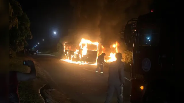 Imagem ilustrativa da notícia Ônibus pega fogo em Icoaraci
