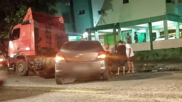 Imagem ilustrativa da notícia Colisão entre carro e caminhão deixa trânsito lento na Marambaia 