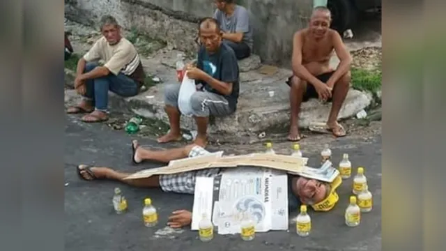 Imagem ilustrativa da notícia 'Papudinho' é 'velado' com garrafas de cachaça no meio da rua