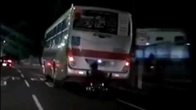 Imagem ilustrativa da notícia Vídeo: cadeirante sofre acidente após 'morcegar' em ônibus