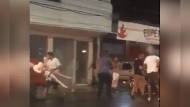 Imagem ilustrativa da notícia Vídeo: homens brigam por causa de boneca inflável em frente à boate em Macapá