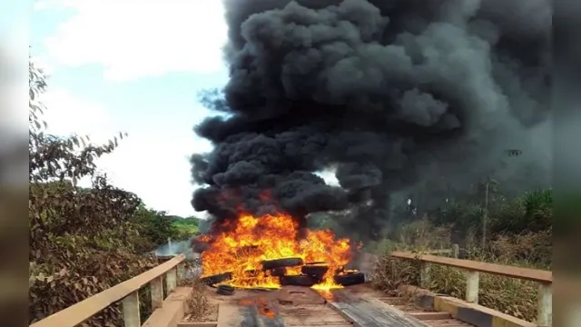 Imagem ilustrativa da notícia Manifestantes ateiam
fogo em pontes em protesto contra o IBAMA; veja o vídeo!