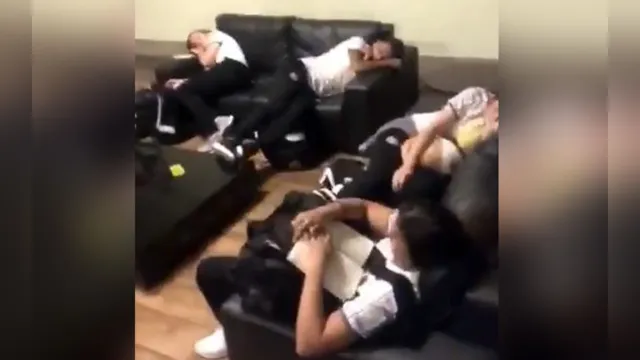 Imagem ilustrativa da notícia Atletas do Santos dormem no saguão de hotel e técnica faz desabafo; veja os vídeos!