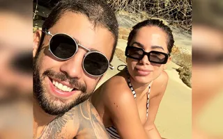 Anitta e Scooby assumiram o namoro durante viagem. 