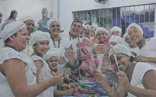 Fernando de Ogum (centro) lidera uma equipe de 100 pessoas para organizar a festa dos santos para a criançada