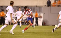 Diego Costa marcou quatro gols no amistoso contra o Real Madrid e foi expulso. 