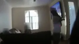 Imagem ilustrativa da notícia Polícia usa arma de choque em homem que estava com filho no colo 