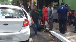 O motociclista caiu ao ser surpreendido e colidir com a abertura da porta