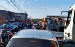 O motociclista colidiu de frente com um ônibus.