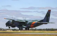 Aeronaves C-130 Hércules atuam no combate aos incêndios.