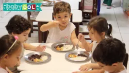 Nutricionista explica quais estratégias os pais podem adotar para ajudar na alimentação dos filhos. 