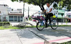 Ciclistas reclamam das condições do espaço destinado a eles.