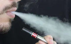 Cigarro eletrônico utiliza nicotina líquida e em quantidades muito maiores.