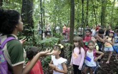 A cada passo da trilha uma informação nova para os pequenos, que aproveitam a colônia nesse período de férias escolares.