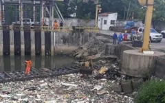 O corpo foi encontrado em meio a uma grande quantidade de lixo no canal