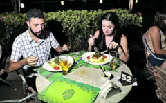 João Renato e Kamilla passaram quatro dias em Belém, mas aproveitaram para saborear as delícias de um dos restaurantes do evento.