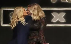 Imagem ilustrativa da notícia Antônia Fontenelle e Natália Klein se beijam no palco em prêmio pornô. Veja o vídeo!