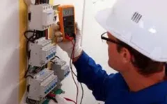 A orientação é contratar um eletricista de confiança para verificar a rede elétrica da residência.