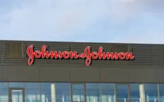 Amultinacional americana Johnson & Johnson foi condenada ontem (26) a pagar US$ 572 milhões por danos ao estado de Oklahoma.