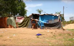 A Escola Alegria de Saber é feita de lona, plástico e materiais recicláveis. 