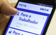 Os trabalhadores que desejarem aderir ao saque-aniversário, de contas ativas e inativas, deverão comunicar à Caixa Econômica Federal sobre a opção.