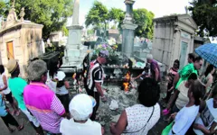 No de Santa Izabel, movimento foi intenso desde o início da manhã. Visitantes foram homenagear amigos, parentes e os chamados santos populares.